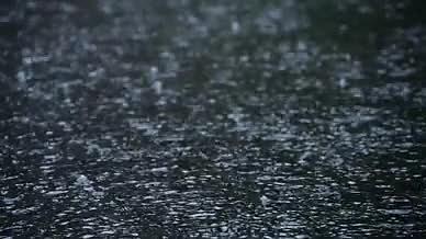 升格下雨雨天地面水珠雨水雨滴视频的预览图